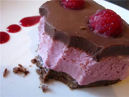 Шоколадно-малиновий торт-морозиво