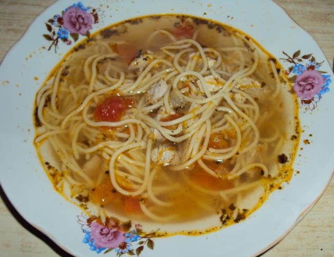 Помідорний суп з куркою та макаронами
