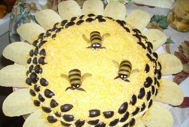 Салат «Бджілки на соняшнику» 