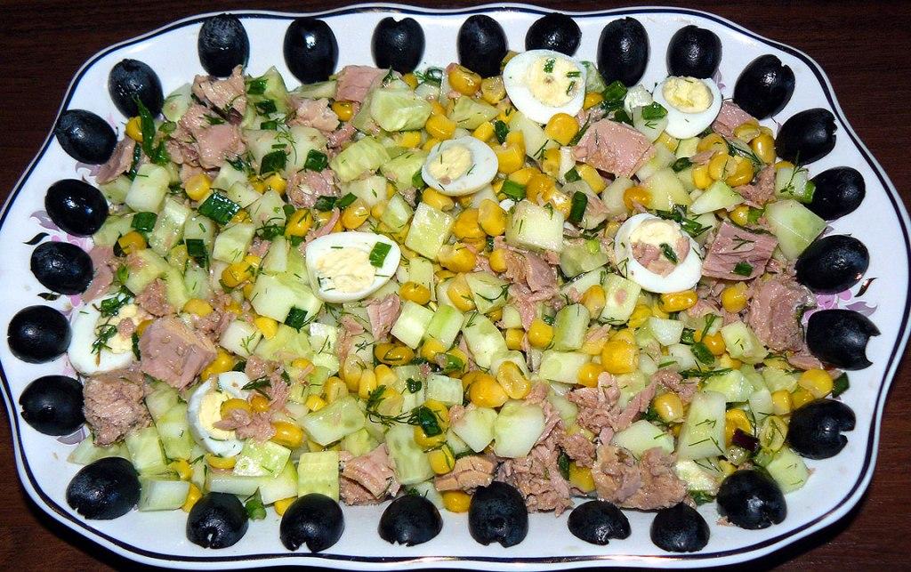 Салат з тунцем та овочами
