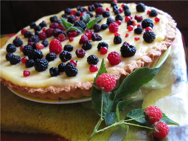 Пісочний пиріг з заварним кремом і ягодами
