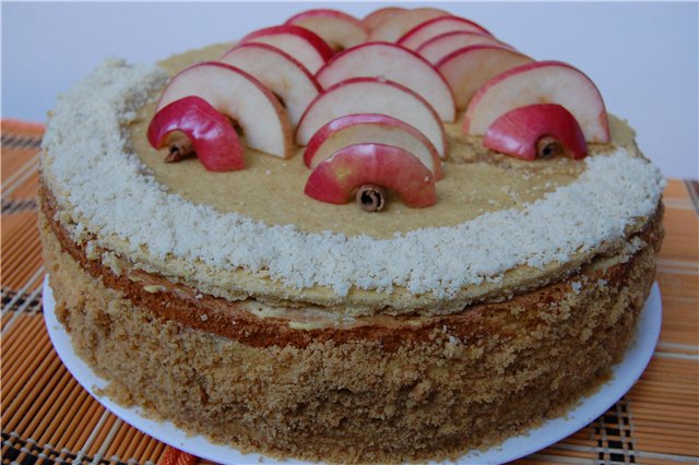 Яблучний торт з карамельним баварським мусом з корицею