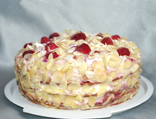 Малиново-персиковий бісквітний торт